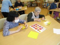 ニッケれんげの家・加古川　「１０月の壁飾り作業　～大きな紅葉～」の画像