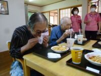 ニッケふれあいセンター今伊勢　「リクエスト多数！みんな大好きハンバーガーを食べました！」の画像